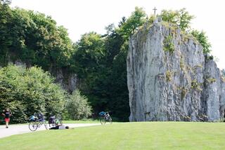 Entrance into Sloupsko-šošůvské Caves with the rock called Hřebenáč. https://www.mestyssloup.cz/udalosti/mistni-zpravodaj-hrebenac-1/